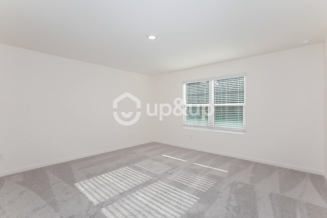 Building Photo - Fantastic 3bd/2.5ba home! Coming soon!