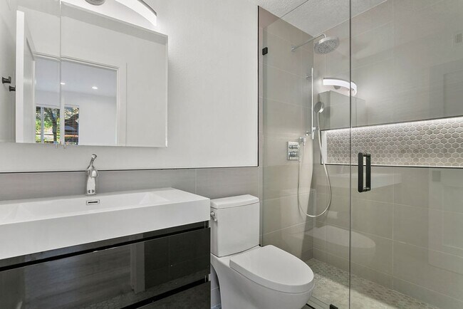 Building Photo - Stunning Single-Level 2-Bedroom Condo with Designer Upgrades Throughout!