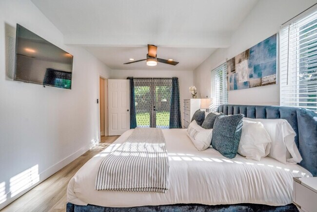 Building Photo - 834 SW 14th Ct