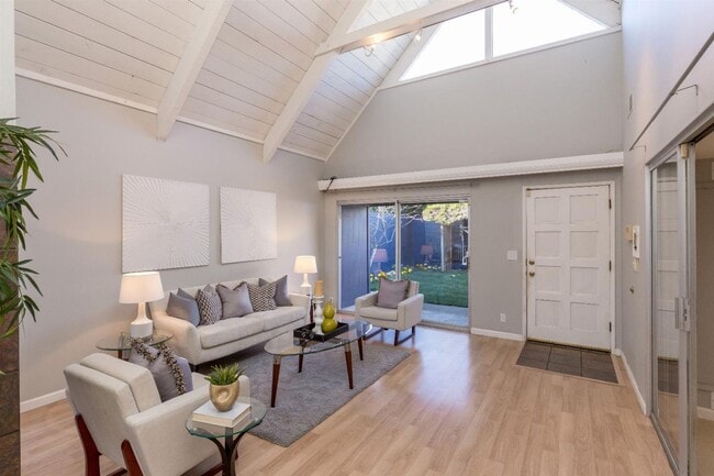 Building Photo - Bright and Airy Sunnyvale Home with Update...