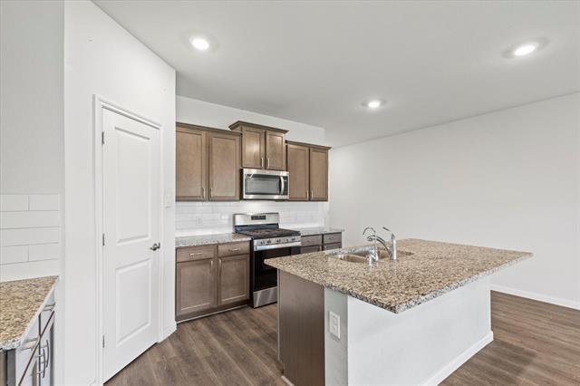 Building Photo - 704 Range Dr