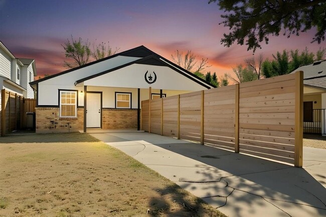 Building Photo - 1115 Brookswood Ave