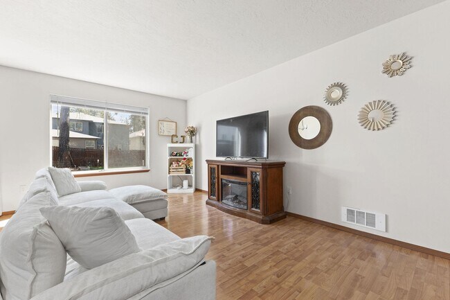 Building Photo - Garden Springs Duplex