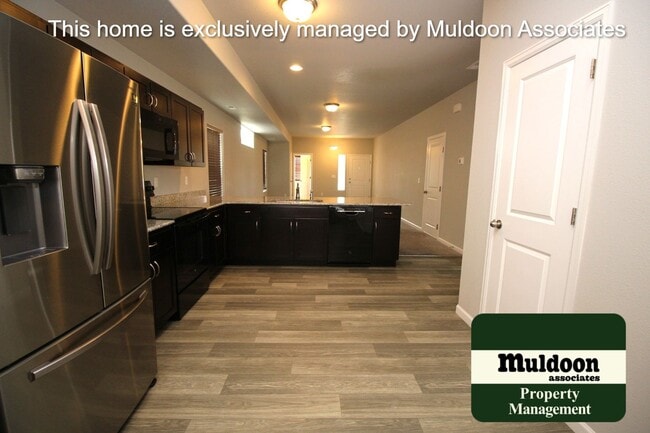 Building Photo - Beautiful end unit townhome
