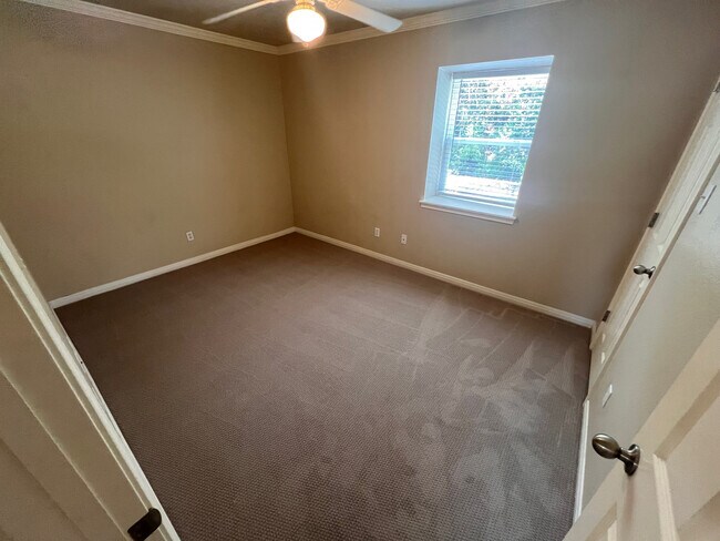 Building Photo - 1500 East Side Dr