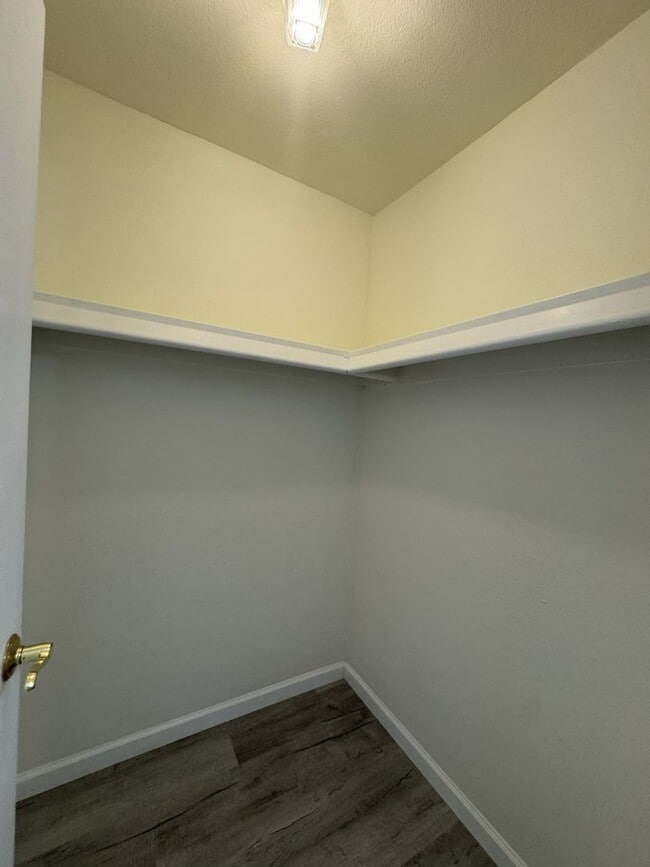 Building Photo - 850 S River Dr