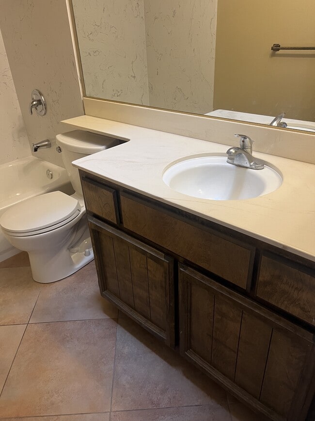 Building Photo - 6560 Oakcreek Way