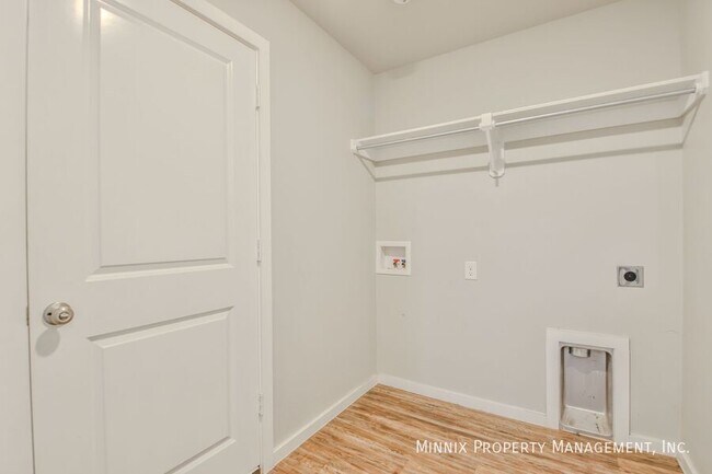 Building Photo - 2012 Kenwood Ave