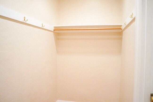 Building Photo - Charming NW Studio Close to Providence Par...