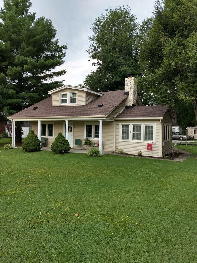 Building Photo - 3 Bed/2 Bath Single Fmaily Home