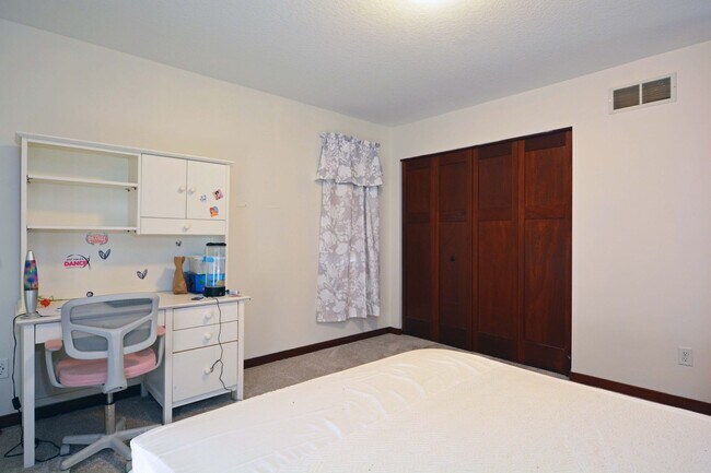 Building Photo - Spacious 5-Bed 4-Bath Home Available in Chaska - Great Location!