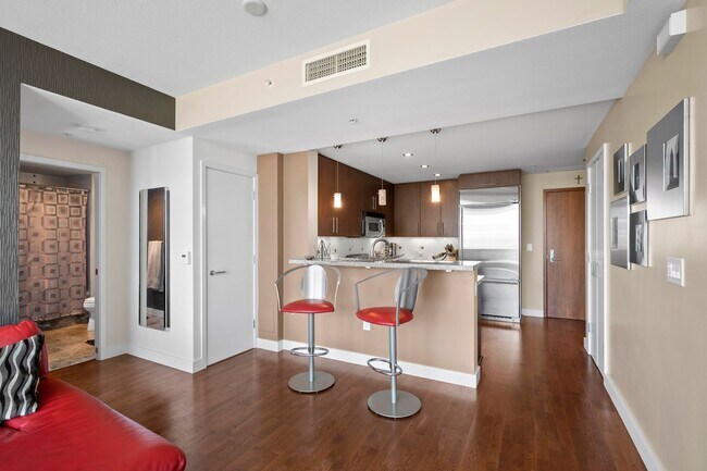 Building Photo - West Facing Downtown Condo for Rent!