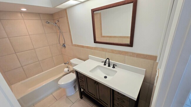 Building Photo - Charming 2BR/2BA + 1 car garage with Large Backyard in Sarasota