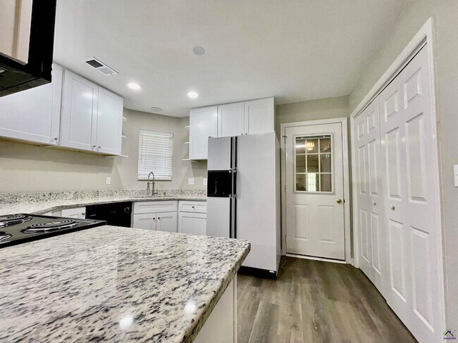 Building Photo - 213 Bayside Dr