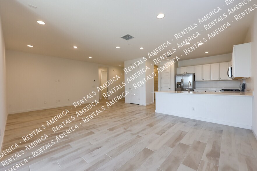 Building Photo - 8907 W Solano Dr