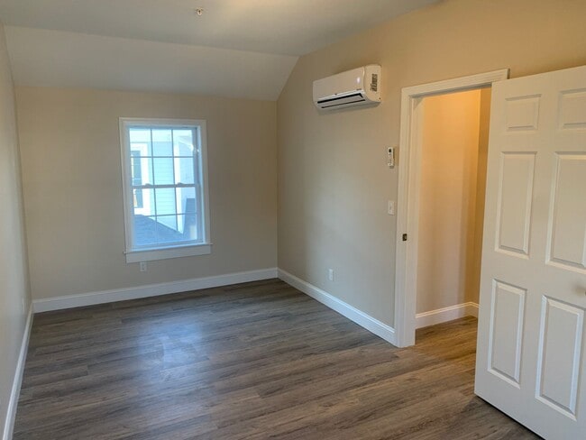 Building Photo - 129 Kenoza Ave