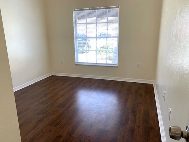 Building Photo - Location, Location, Location! Spacious Tow...