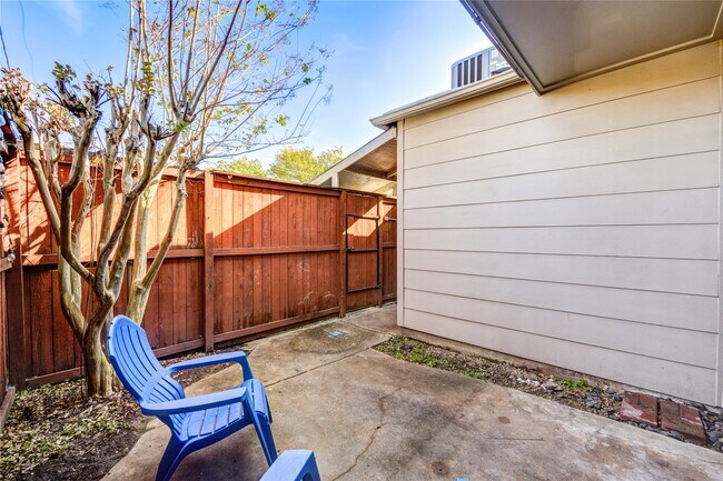 Building Photo - 940 Wycliffe Dr