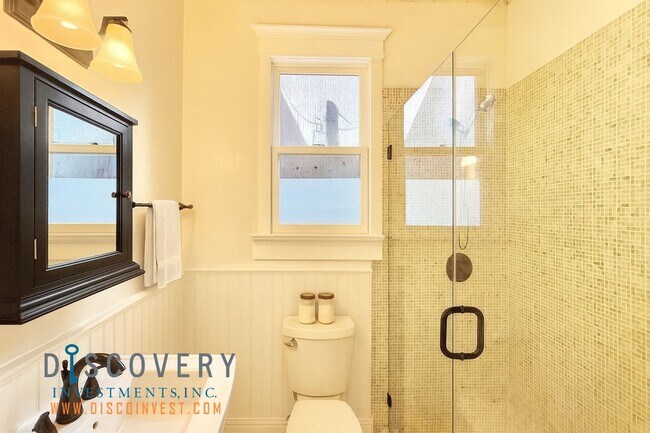 Building Photo - SOMA Top Floor Condominium for Immediate L...