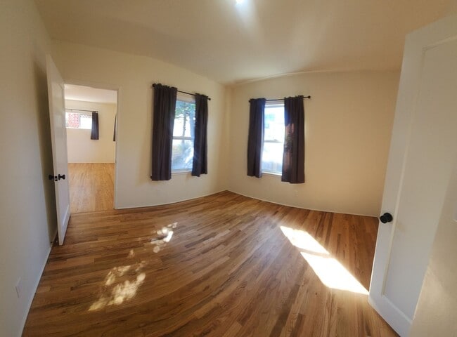 Building Photo - Well maintained 5 bedroom 2 bath with garage