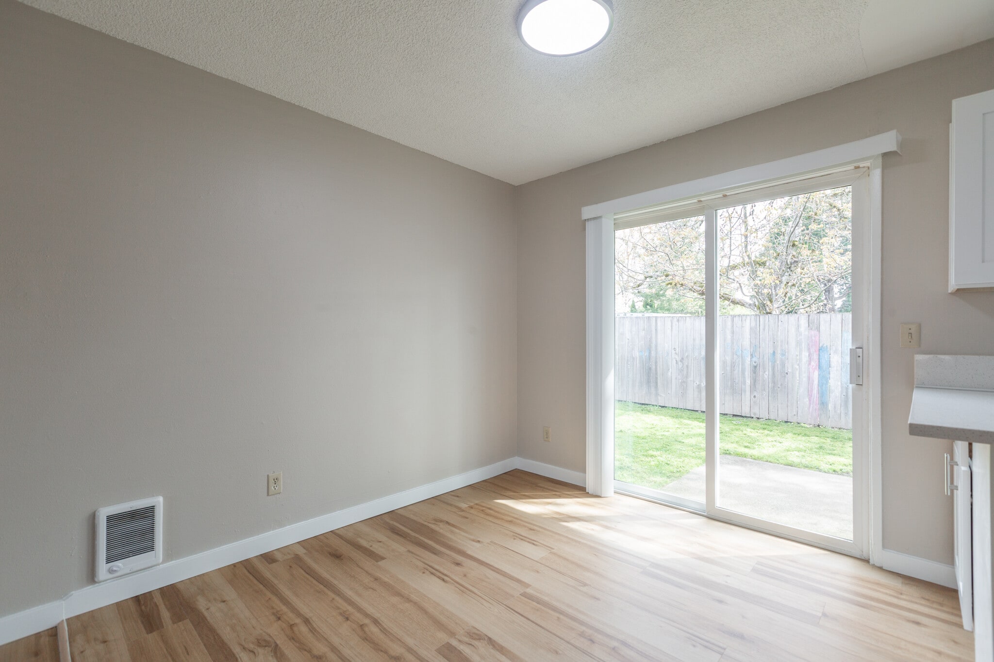 Building Photo - 110 SW Fleishauer Ln