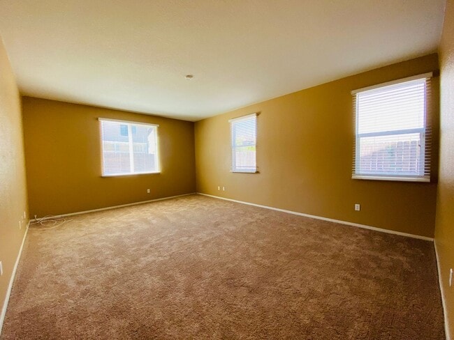 Building Photo - Spacious and Beautiful Home Close to a Huge Park