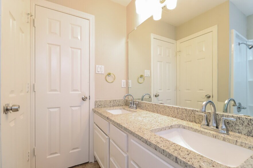 Building Photo - 703 Biscayne Dr