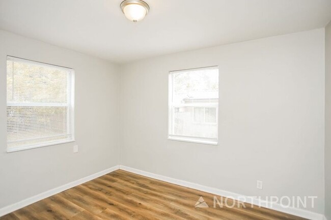 Building Photo - 2040 Union St S