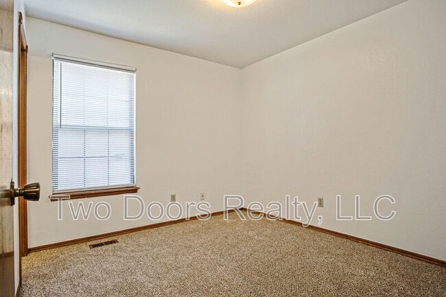 Building Photo - 8910 Oak Valley Dr