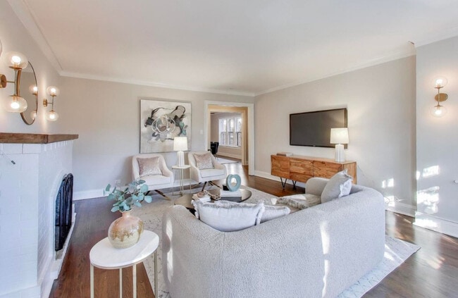 Building Photo - 1628 W Columbia Ave