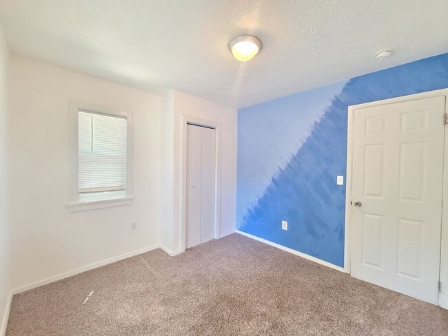 Building Photo - $2,200- 4 Bed / 2 Bath House on an Almost Acre Lot in Spokane Valley