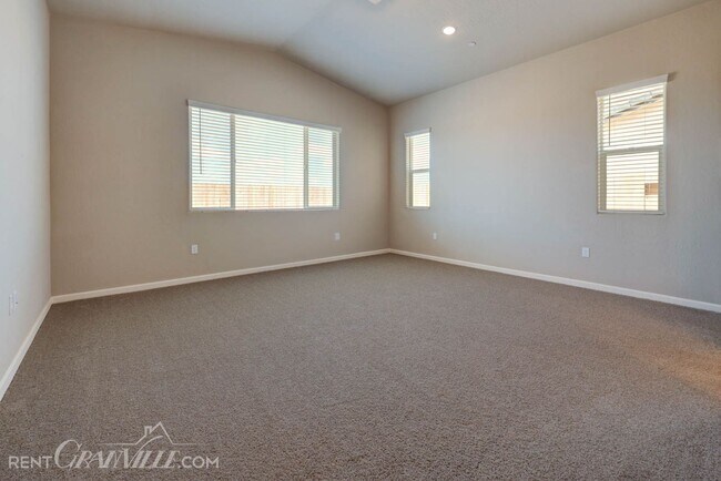 Building Photo - 325 Clovis Ave