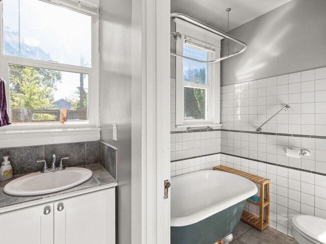 Building Photo - 5 bedroom, 2 bath in North Portland - Bois...