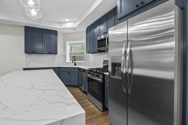 Building Photo - 4338 N Clarendon Ave