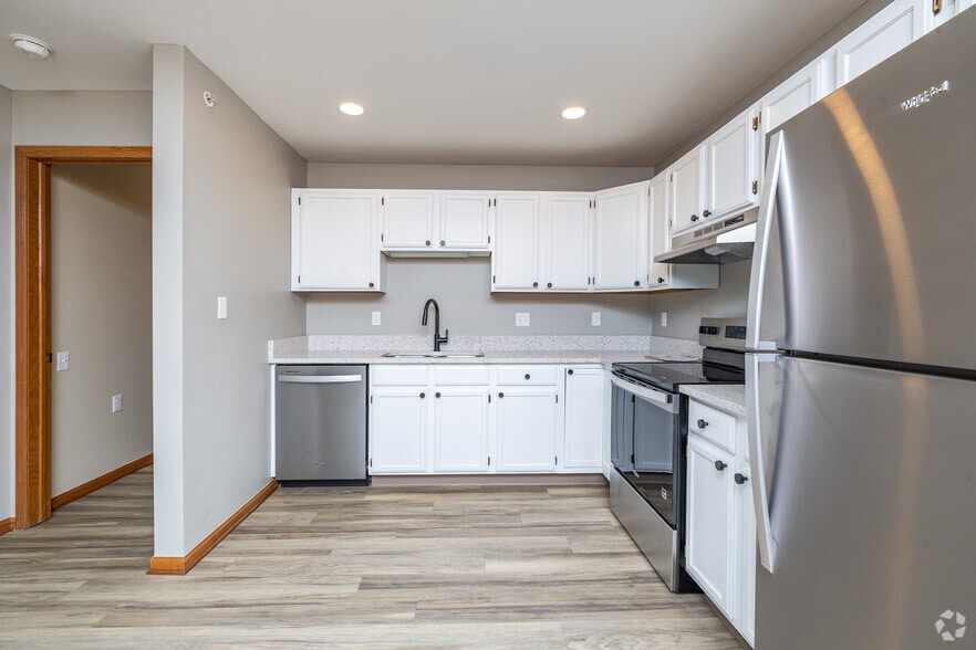2BR, 2BA - 956SF - Kitchen - The Heritage