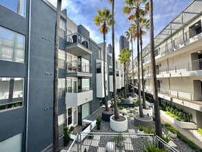 Building Photo - Luxury 2 Bed/2.5 Bath 2 Story Townhouse in...