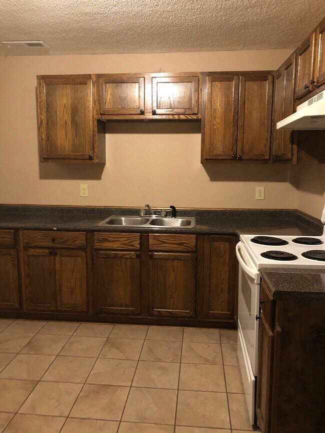 Building Photo - 501 N Bradford Ave