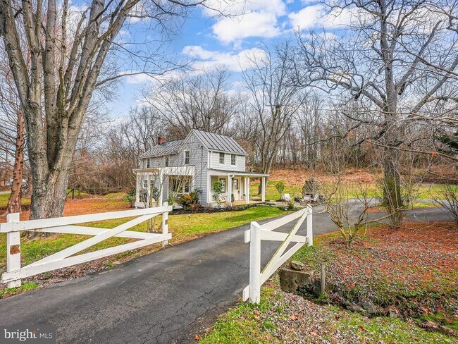 Building Photo - 102 N Rogers St