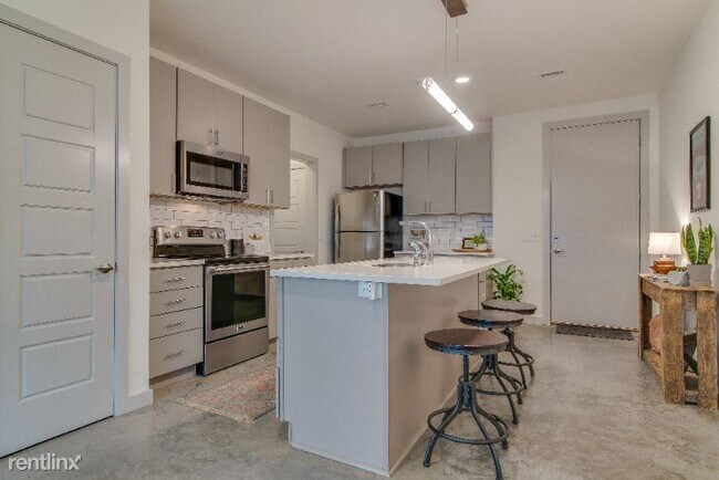 Building Photo - 1 br, 1 bath Condo - 703A Cleo Miller Drive