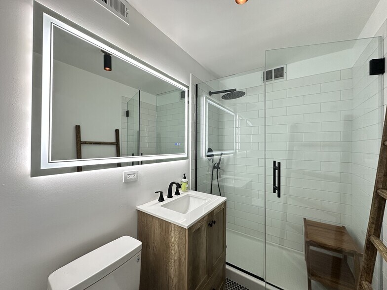 Building Photo - 6701 S Crandon Ave