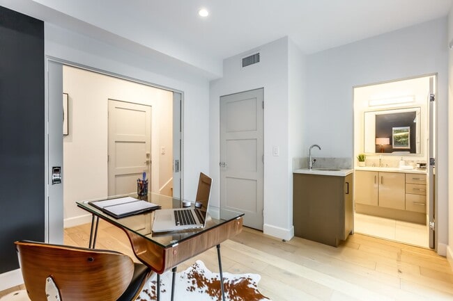 Building Photo - Stunning home in Studio City!