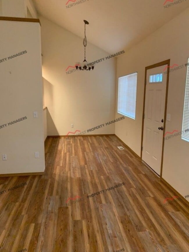 Building Photo - r95