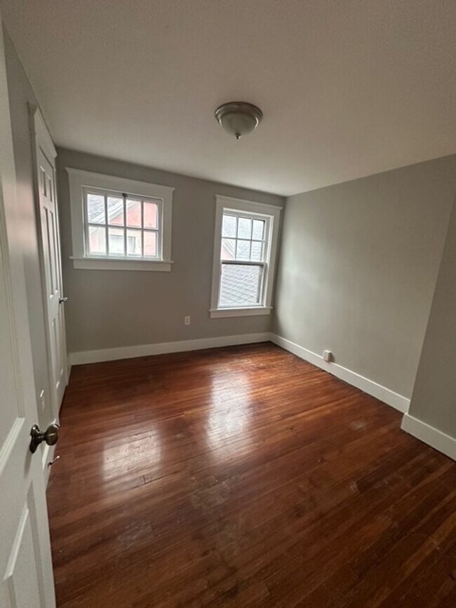 Building Photo - 347 Broadway