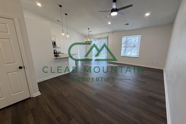 Building Photo - MOVE-IN SPECIAL! FREE RENT!