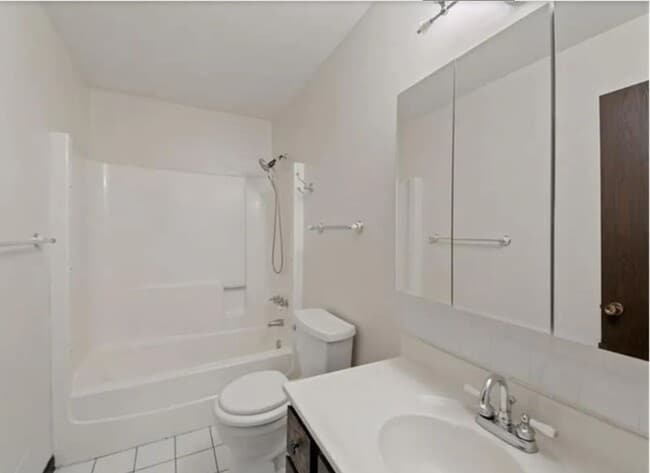 Building Photo - Spacious 3 bedroom home with a large Yard. Come see for yourself!