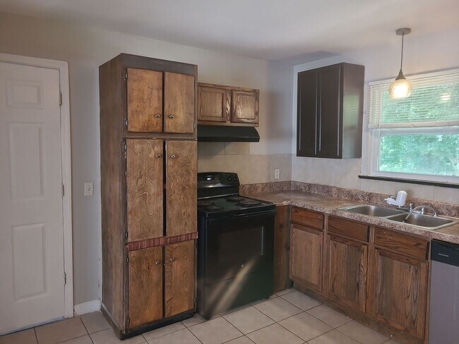 Building Photo - 4 Bedroom 2 Bath Move In Ready!