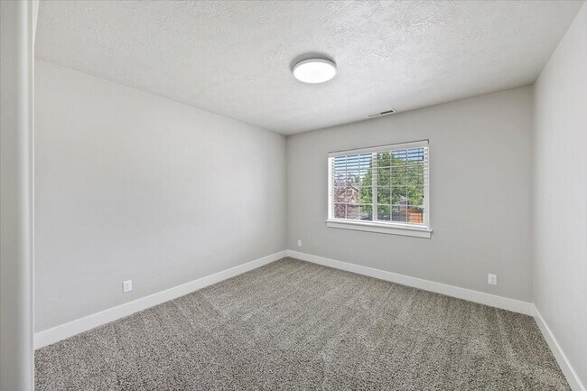 Building Photo - Stylish 4-Bed + Loft Just Minutes from The...