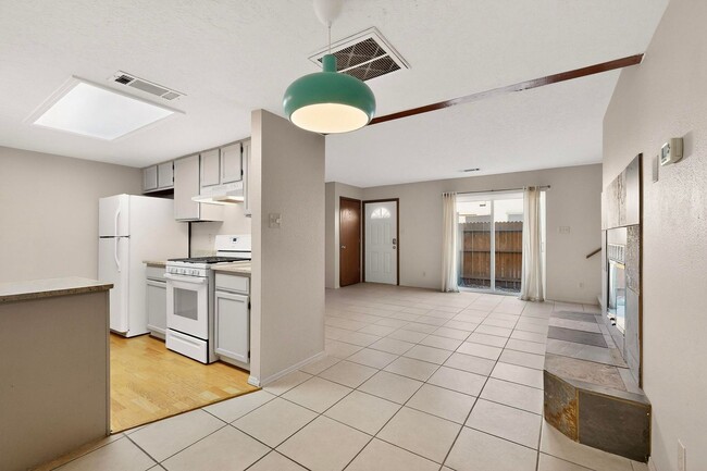 Building Photo - Prospectors Point NE Condo 2 Bedroom, 2 story, 1 1/2 Bath, 1 car garage