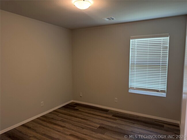 Building Photo - 1640 E 140th Pl