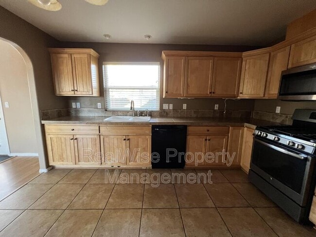 Building Photo - 1312 NE Tucson Way